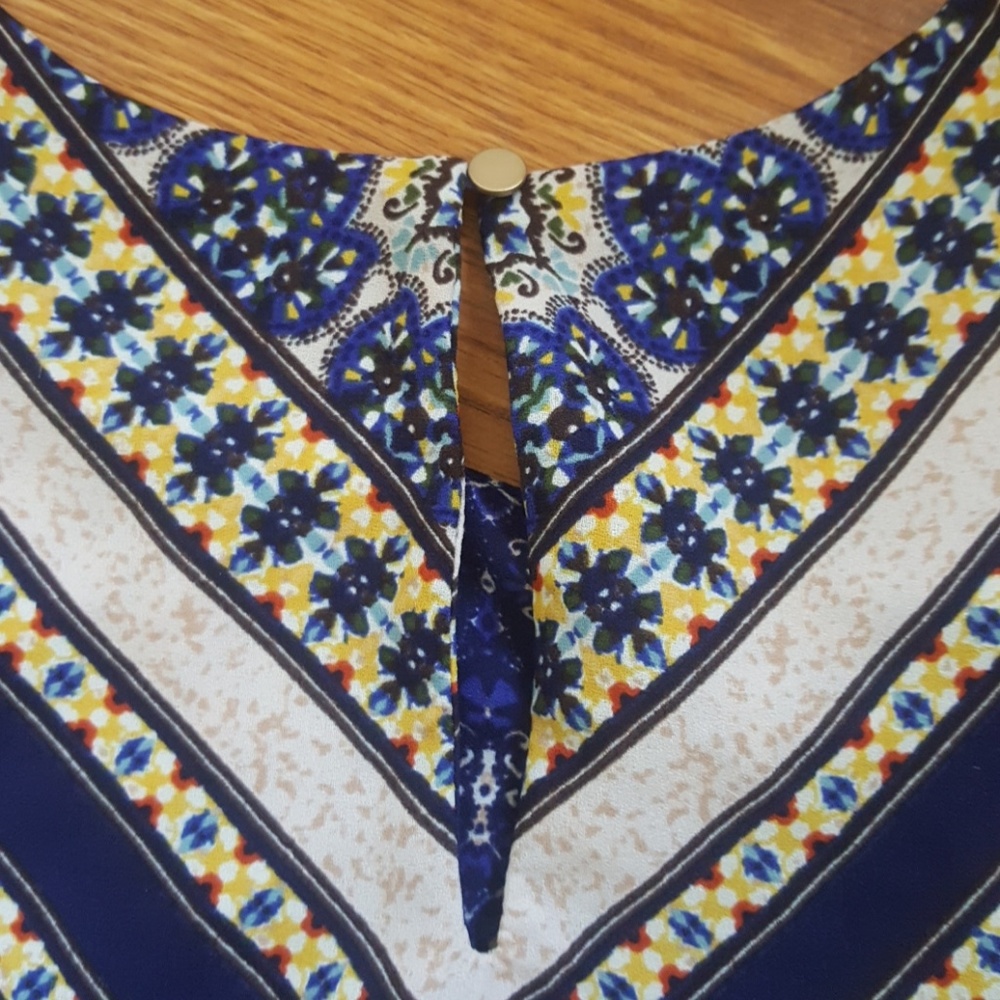 Cute boutique top - Picture 4 of 5